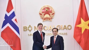 El canciller de Vietnam, Le Hoai Trung, y el ministro de Desarrollo Internacional de Noruega, Asmund Aukrust (Fuente: Ministerio de Relaciones Exteriores)
