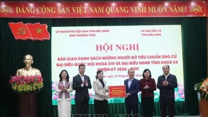 El Comité del Frente de la Patria de Vietnam en la provincia de Bac Ninh entrega al Comité Electoral Provincial la lista de candidatos calificados para la elección de diputados a la Asamblea Nacional de XVI Legislatura y a los Consejos Populares en todos los niveles para el período 2026-2031. (Fuente: VNA)