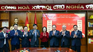 [Foto] Presidente de Asamblea Nacional de Vietnam sostiene encuentros con comités subordinados