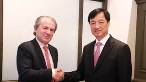 El secretario del Comité del Partido de Hanói, Nguyen Duy Ngoc, se reúne con Daniel Rosen, director ejecutivo de Rosen Partners. (Foto: VNA)