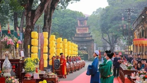 Recreación del Tien Lich (ceremonia de presentación del calendario), un importante ritual de fin de año en el que la corte real presentaba al rey el nuevo calendario para el año siguiente (Foto: VNA)
