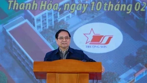 El primer ministro Pham Minh Chinh habla en la ceremonia de inauguración del proyecto de la escuela de nivel primario y secundario Cam Thach, en la provincia de Thanh Hoa. (Foto: VNA)