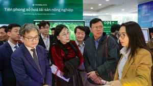 Autoridades de la ciudad de Hanói visitan la Bolsa de Tecnología de Hanoi (HanoTEX). (Fuente: VNA)