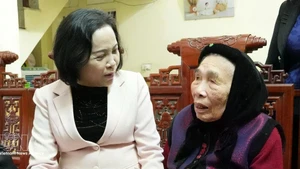 La vicepresidenta del Parlamento, Nguyen Thi Thanh, entrega regalos a una anciana en situación desfavorecida en la provincia norteña de Ninh Binh (Fuente: VNA)