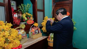 El primer ministro Pham Minh Chinh ofrece incienso en homenaje al Presidente Ho Chi Minh en la Casa 67.