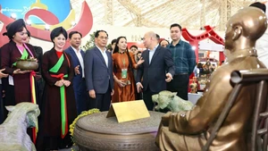 El viceprimer ministro Bui Thanh Son visita el stand de la provincia de Bac Ninh en la Feria de Primavera de 2026. (Fuente: VNA)