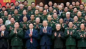 [Foto] Líder partidista sostiene encuentro con oficiales generales jubilados