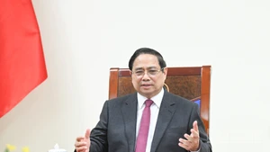 El primer ministro vietnamita, Pham Minh Chinh, mantiene conversación telefónica con su par de Singapur, Lawrence Wong.