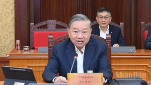 El secretario general To Lam toma la palabra en la reunión.