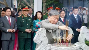 [Foto] Secretario general To Lam honra homenaje a predecesores dirigentes del Partido