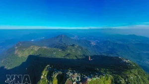 La belleza de Yen Tu reside en la majestuosa y tranquila atmósfera de las montañas y los bosques, combinada con el encanto antiguo y solemne del sistema de pagodas, torres y lugares de meditación zen. (Fuente: VNA)