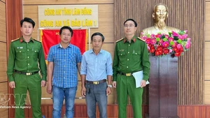 El animal, un ejemplar adulto de 52 cm de largo y más de 5 kg de peso, fue entregado por Doan Hong Hai, residente en la aldea Loc Quang (Fuente: VNA)