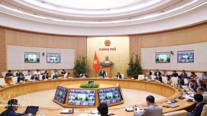 El viceprimer ministro de Vietnam Tran Hong Ha, jefe del Comité Directivo Nacional para la lucha contra la pesca ilegal, no declarada y no reglamentada (INDNR), preside la 31ª reunión del Comité. (Foto: VNA)