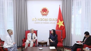 La viceministra de Relaciones Exteriores, Le Thi Thu Hang, recibe al Duque de Richmond en visita a Vietnam. (Foto: VNA)