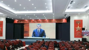 Le Minh Hung, miembro del Buró Político, secretario del Comité Central y jefe de su Comisión de Organización, habla en el evento. (Fuente: VNA)