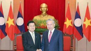 El secretario general del Partido Comunista de Vietnam, To Lam, y el secretario general del Partido Popular Revolucionario y presidente de Laos, Thongloun Sisoulith, en Hanói en octubre de 2025. (Fuente: VNA)