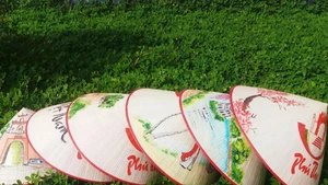 Los sombreros cónicos de Sai Nga se han convertido en un producto turístico, un regalo único para los viajeros que visitan la aldea artesanal. (Foto: langngheviet.com.vn)