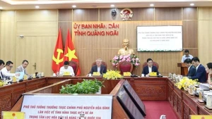 El viceprimer ministro Nguyen Hoa Binh trabaja ​​con los líderes de la provincia de Quang Ngai, el Ministerio de Industria y Comercio y los organismos pertinentes en la implementación del Proyecto del Centro Nacional de Refinación Petrolera y Energía en la Zona Económica de Dung Quat. (Fuente: Periódico del Gobierno)