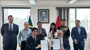 En el acto de rúbrica (Foto: Cortesía de la Embajada de Vietnam en Brasil)