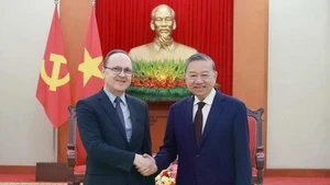 El secretario general del Partido Comunista de Vietnam, To Lam (derecha), recibe al embajador ruso, Gennady Bezdetko. (Foto: VNA)