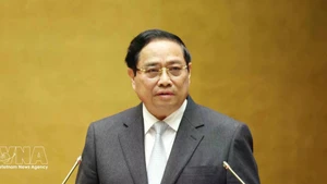 El primer ministro Pham Minh Chinh presenta el “Programa de Acción para la implementación de la Resolución del XIV Congreso Nacional del Partido”. (Foto: VNA)