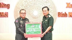 El general de división Nguyen Minh Trieu, comandante adjunto de la zona militar 9 de Vietnam en la ciudad de Can Tho, y el teniente general Ouk Hoeunpisey, jefe del Departamento de Desarrollo del Ministerio de Defensa de Camboya, en el encuentro. (Fuente: VNA)