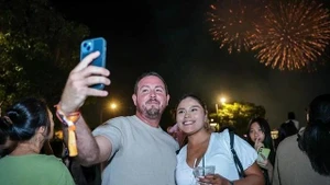 Turistas internacionales celebran el Año Nuevo 2026 en la calle peatonal Nguyen Hue, Ciudad Ho Chi Minh (Foto: Thanhnien.vn)