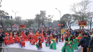 El festival de Ajedrez humano en la Plaza capitalina Dong Kinh Nghia Thuc. (Foto: VNA)