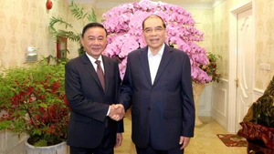 El miembro del Buró Político y miembro permanente del Secretariado del Comité Central del Partido Comunista de Vietnam, Tran Cam Tu, visita al exsecretario general del Partido, Nong Duc Manh (Foto: VNA)