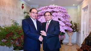 El primer ministro Pham Minh Chinh felicita al ex secretario general del Partido Comunista de Vietnam Nong Duc Manh.