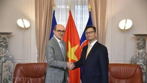 El embajador de Vietnam en Francia, Trinh Duc Hai, presenta la copia de sus cartas credenciales al Ministerio para Europa y de Asuntos Exteriores de Francia. (Fuente: VNA)