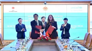 El embajador de Japón en Vietnam, Ito Naoki (primera fila, izquierda), y la representante de UNICEF en Vietnam, Silvia Danailov, intercambiaron notas durante la ceremonia. (Foto: VNA)