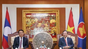 El embajador de Vietnam en Laos, Nguyen Minh Tam, recibe al miembro del Comité Central del Partido Popular Revolucionario de Laos (PPRL) y jefe de su Departamento de Relaciones Exteriores, Bounleua Phandanouvong. (Foto: VNA)