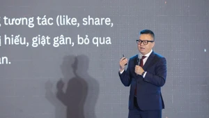Le Quoc Minh, vicepresidente de la Comisión de Propaganda y Movilización del Comité Central del Partido Comunista, presidente-editor del periódico Nhan Dan (Pueblo) y presidente de la Asociación de Periodistas de Vietnam, interviene en la sesión (Foto: VNA)