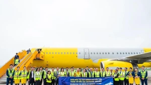 Representantes de Vietravel Airlines y el nuevo avión. (Fuente: Internet)