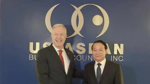 El ministro de Agricultura y Medio Ambiente de Vietnam, Do Duc Duy, y Ted Osius, presidente y director general del Consejo Empresarial Estados Unidos-Asean (USABC). (Fuente: VNA) 