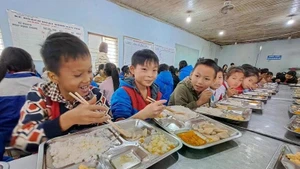 Alumnos del internado de primaria y secundaria Xin Chai para minorías étnicas, en el distrito de Vi Xuyen, provincia de Ha Giang. (Foto: VNA)