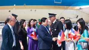 Funcionarios de la Embajada de Vietnam en Francia reciben al primer ministro Pham Minh Chinh y su esposa. (Fuente: VNA) 