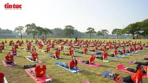 Más de mil instructores, practicantes y entusiastas del yoga se reúnen en el Parque Yen So, en Hanói. (Foto: VNA)