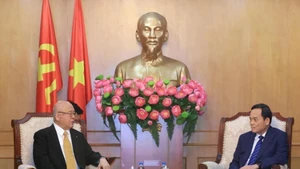 El jefe de la Comisión de Políticas y Estrategias del Comité Central del Partido Comunista de Vietnam, Tran Luu Quang, y el asesor especial de la Alianza Parlamentaria de Amistad Japón-Vietnam, Takebe Tsutomu. (Fuente: VNA) 
