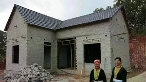 La alegría de la familia de la Sra. Dang Thi Ha, del grupo étnico Dao, en la comuna de Ngoc My, distrito de Vo Nhai, provincia de Thai Nguyen, al tener nueva casa gracias al apoyo financiero del gobierno y la comunidad. (Foto: VNA) 