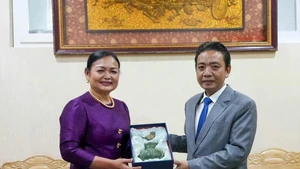 El viceministro de Cultura, Deportes y Turismo de Vietnam Hoang Dao Cuong recibe a la secretaria de Estado del Ministerio de Cultura y Artes de Camboya, Lundi Sannnara.