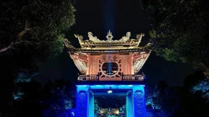 Khue Van Cac atrae a los turistas con sus efectos de iluminación y representaciones de arte tradicional. (Foto: VNA) 