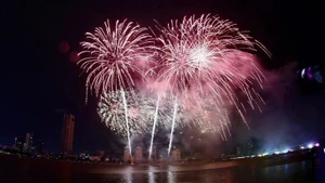 Un espectáculo de fuegos artificiales a orillas del río Han (Da Nang) en el marco del DIFF 2025. (Fuente: VNA) 