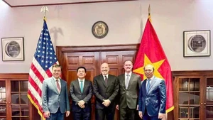 El ministro de Industria y Comercio de Vietnam, Nguyen Hong Dien (segundo desde la izquierda), mantuvo una sesión de negociación con el secretario de Comercio de Estados Unidos, Howard Lutnick, y el embajador Jamieson Greer, representante comercial de Estados Unidos, la tarde del 12 de junio (hora local) en Washington. (Foto: VNA)