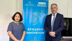 La embajadora de Vietnam en Grecia, Pham Thi Thu Huong, se reúne con Stavros Kalafatis, viceministro de Investigación e Innovación del Ministerio de Desarrollo de Grecia y expresidente de la Asociación Parlamentaria de Amistad Grecia-Vietnam.