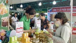 Clientes compran en el Centro MM Mega Market Thang Long. (Foto: hanoimoi.vn)