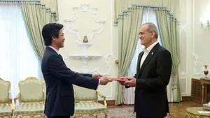 El embajador de Vietnam en Irán, Nguyen Luong Ngoc, entrega sus cartas credenciales al presidente anfitrión, Masoud Pezeshkian. (Fuente: VNA)
