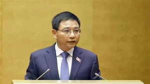 El ministro de Finanzas, Nguyen Van Thang, en la sesión de interpelaciones. (Foto: VNA) 
