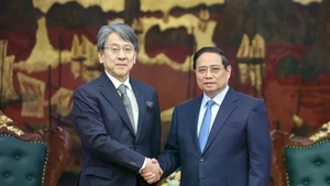 El primer ministro vietnamita, Pham Minh Chinh, recibe a Maeda Tadashi, presidente del Consejo Ejecutivo del Banco Japonés de Cooperación Internacional (JBIC). (Fuente: VNA) 